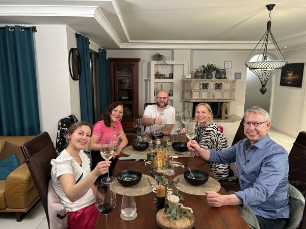 An einem Donnerstag im April waren Gina (v. l.), Vesna, Gastgeber Georg Hermann, Bettina und Ralf zu Gast in Leopoldshöhe,, um dort ein perfektes Dinner zu genießen. - © RTL / ITV Studios Germany