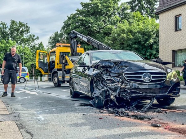 Die Mercedes-E-Klasse des Unfallfahrers aus Detmold konnte nur noch abgeschleppt werden. Insgesamt entstand ein Sachschaden von 60.000 Euro. - © Paul Brinkmann