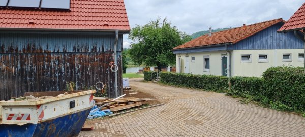 Das alte Sanitärgebäude (rechts) wird in den nächsten Wochen verschwinden. Im neuen in der ehemaligen Scheune fehlen nur noch die Waschbecken und Wasserhähne und ein neuer Fassadenanstrich. Ein neues Dach hat sie schon, warmes Wasser soll die Sonne liefern. - © Marianne Schwarzer