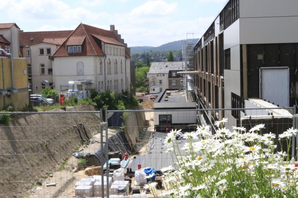 Ein Blick auf den kurz vor der Fertigstellung stehenden Neubau in Detmold. Hier werden Logistikzentrum, OPs und Patientenzimmer untergebracht. - © Martin Hostert