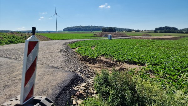 Die vorbereitenden Arbeiten für das Windrad an der Lütter Straße in Voßheide sind bereits abgeschlossen. Im Oktober soll das Fundament kommen. - © Nadine Uphoff