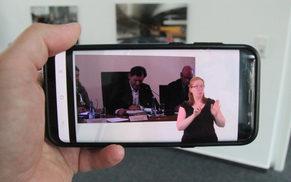 Liveübertragungen aus Ratssitzungen bequem zuhause auf dem Handy ansehen - das ist in vielen Städten bereits möglich. In Herne kann man zwischen Live Stream mit und ohne Gebärdendolmetscher für Gehörlose wählen. ebenso bei den später abrufbaren Aufzeichnungen der Sitzung. Die sind verfügbar, bis die Niederschrift vorliegt. - © Dieter Asbrock