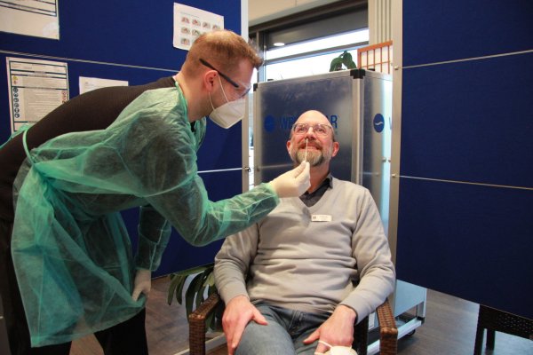 Meik Schulz (links) leitete die Teststation im "tevita". Er koordiniert die Helfer, besorgt das Material und steckt für das Foto Geschäftsführer Patrick Busse auch das Stäbchen in die Nase. - © Katrin Kantelberg