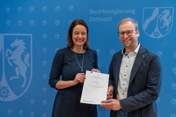 Regierungspräsidentin Anna Katharina Bölling und Bürgermeister Borris Ortmeier freuen sich über den Start der Musikschuloffensive in Barntrup und die Förderung durch das Land NRW. - © Stadt Barntrup