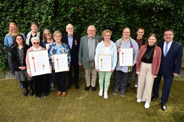 Die Geehrten (von links) Britta Kanne, Sabine Winkelmann, Christiane Federschmidt, Grete Utecht, Ilse Böinghoff (für Andreas Lüdeke), Elisabeth Stückemann, Helmut Loke, Friedrich Westerheide, Heike Krücke (für Wilfried Kaiser), Anja Limberg, Sonja Husemann (für Annika Husemann), Marie Quest und Landrat Dr. Axel Lehmann. - © Nicole Ellerbrake