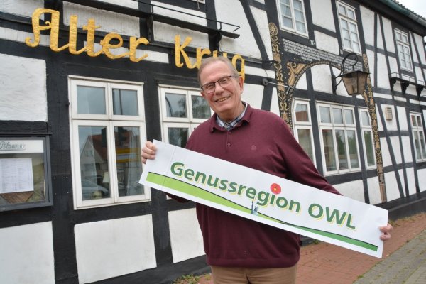 August Rettig, hier vor dem „Alten Krug" in Helpup, setzt sich seit langem für ökologisch erzeugte Produkte ein. Der 74-Jährige ist auf einem Bauernhof groß geworden. - © Karin Prignitz