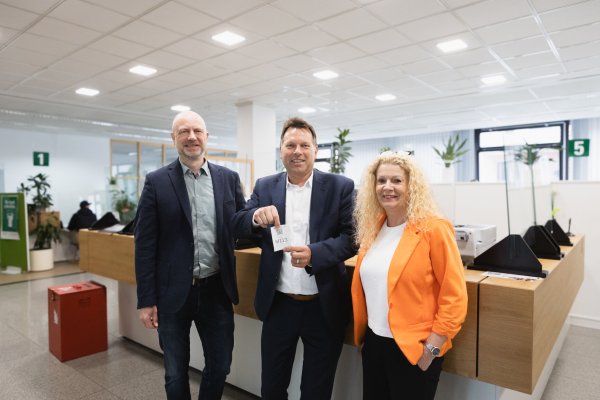Bei einem Besuch in der Bürgerberatung hat sich Bürgermeister Frank Hilker (Mitte) bei Stefan Fenneker (Fachbereichsleiter Soziales, Integration und Bürgerservice) und Teamleiterin Britta Contursi über die Resonanz der Detmolderinnen und Detmolder auf den terminfreien Mittwoch informiert. - © Torben Gocke