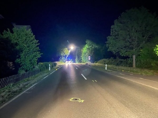 Die Bielefelder Straße war während der Unfallaufnahme bis 4 Uhr voll gesperrt. - © Feuerwehr Lage