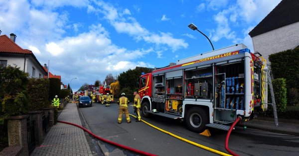 Die Hagensche Straße war lange gesperrt. Es hat in einem Zweifamilienhaus gebrannt. - © Freitag TV