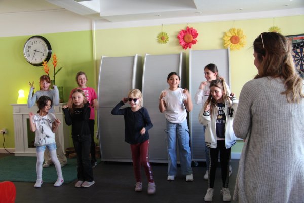 Die Kinder der OGS Alverdissen führten einen Tanz vor. - © Nadine Uphoff