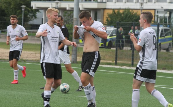 Torjubel: Felix Spilker (Mitte) küsst sein Trikot nach dem 4:0 für SG Belle-Cappel-Reelkirchen, das auch die Polizisten gesehen haben. - © Sebastian Lucas(LZ)