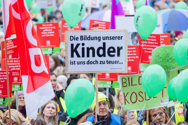 "Die Bildung unserer Kinder ist uns doch zu teuer...": Mit Slogans wie diesem protestierten Tausende in Düsseldorf gegen die Sparpläne. - © picture alliance/dpa