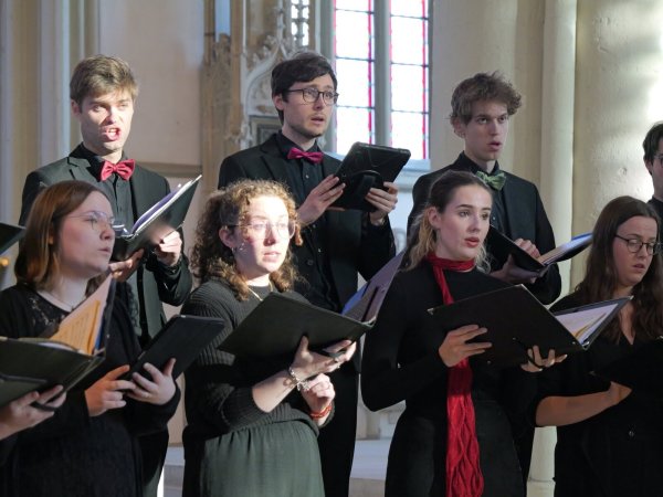 Der Kammerchor "Velo Rejoice" unter Leitung von Julian Weller interpretiert in St. Marien Passionsmusik auf höchstem Niveau. - © Thomas Krügler