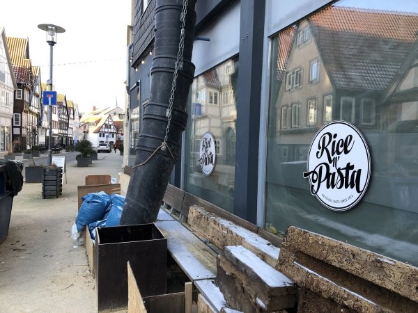 Das Restaurant "Rice n' Pasta" hat den Standort an der Krummen Straße verlassen. - © Chiara Wibbeke