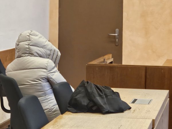 Die angekagte Anwältin schirmt sich an einem der vergangenen Prozesstage von den Kameras ab. - © Janet König