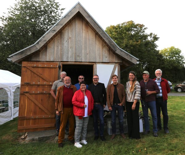 (von links) Kai Helmig, Georg Müller, Karl Hermann Ehlebracht, Ulla Golabeck, Markus Baier, Benjamin Brand, Andrea Helmig, Werner Ehlebracht und Rolf Ehlebracht bei der Einweihung des Backhauses. - © Michael Grote