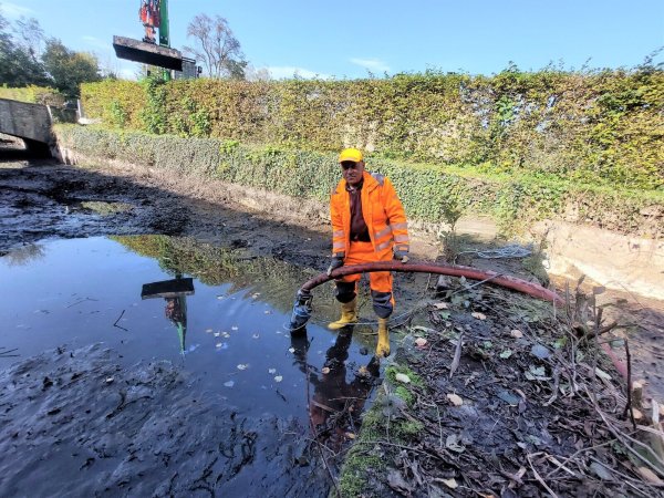 Bauhof-Mitarbeiter Dieter Schwarze platziert eine der Saugpumpen in der Gräfte. Ein ähnliches Modell wurde von der Baustelle gestohlen. - © Michaela Weiße