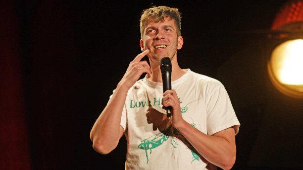 Simon Stäblein unterhält das Publikum im Detmolder Sommertheater. - © Nicole Ellerbrake
