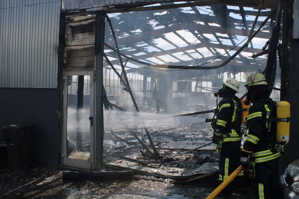 Mit gleich mehreren Löschangriffen hat die Freiwillige Feuerwehr den Brand in der Lagerhalle bekämpft. Über Riegelstellungen wurde zudem verhindert, dass das Feuer auf übrige Nachbargebäude übergreift. - © Daniel Hobein / Feuerwehr Bad Salzuflen