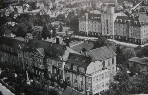 Das Landkrankenhaus vor dem Umbau von 1922/23. Sämtliche Gebäude - unten in der Bildecke die Wotanstraße - sind mittlerweile verschwunden und durch Neubauten ersetzt. - © Foto: Sammlung Diakonissenhaus/Repro: Martin Hostert