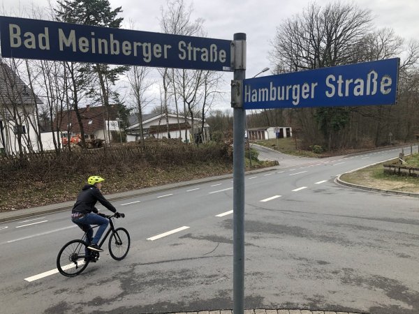 Radfahrer, die in Diestelbruch Richtung Detmold fahren, sollen künftig einen Schutzstreifen nutzen können. Foto: Martin Hostert - © Martin Hostert