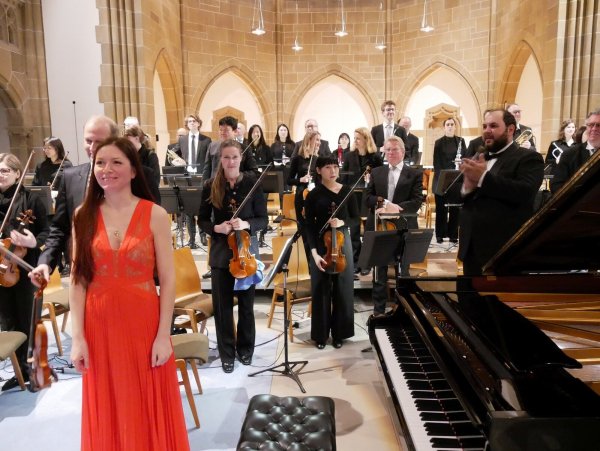 Brillantes Zusammenspiel. Unter Leitung von Gastdirigent Vahan Mardirossian brilliert die NWD mit dem Klavierkonzert g-Moll von Dora Pejacevic, das Pianistin Ekaterina Litvintseva als Solistin hinreißend interpretiert. - © Thomas Krügler