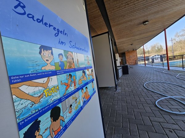 Diese Baderegeln hängen bisher im Freibad Hörste. Sie werden für den Freibad-Knigge mit weiteren Piktogrammen ergänzt und Texte in mehrere Sprachen übersetzt. - © Astrid Sewing