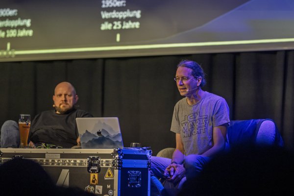 Die beiden Physiker Reinhard Remfort (links) und Nicolas Wöhrl erläutern, wie die "Wissensexplosion" in den vergangenen Jahren zunahm und was die Informationsflut mit uns machen könnte. - © Toby Baier