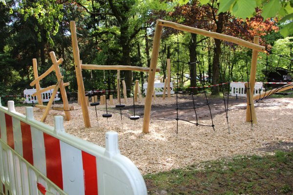 Das Tretbecken in Hörste ist ein beliebter Treffpunkt – auch für Familien. Derzeit läuft da gar nichts. Der Spielplatz ist gerade fertig geworden – ab dem 7. Mai dürfte hier gespielt werden, sagt die Landesregierung. Aber steigen die Corona-Infektionszahlen, dann droht, dass die Lockerungen wieder fix kassiert werden. - © Astrid Sewing