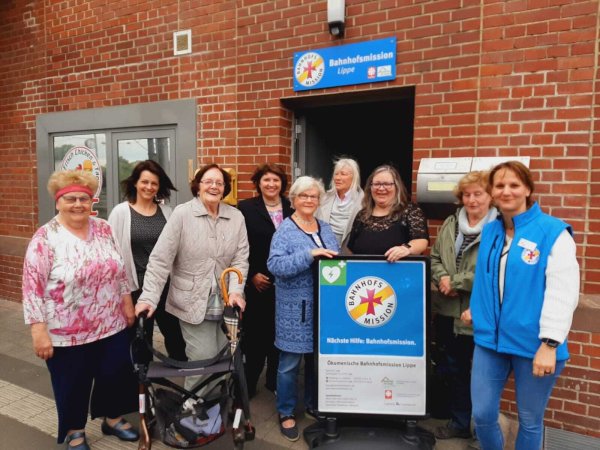 Bei der Bahnhofsmission: Karen Tank, Indira Bukva, Magarete Stender, Ellen Stock, Monika Rieke, Heidrun Schmidt, Andrea Speckbrock, Mechthild Humpert und Nadia Einloft (von links). - © AsF Lage