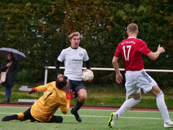 Robin Schlingmann von der SG Belle-Cappel-Leopoldstal zieht an Post-TSV-Keeper Jan-Philipp Härtel vorbei. - © Jörg Hagemann
