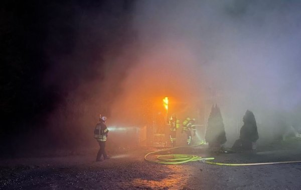 Der Kiosk stand bei Eintreffen der Feuerwehr bereits in Vollbrand. - © Feuerwehr Detmold