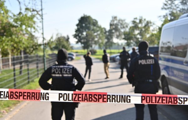 Symbolbild: Bei einer Durchsuchung vor zwei Jahren fanden Polizisten Dutzende Waffen bei den Klägern aus dem Kreis Lippe, die der rechtsextremen Szene zugerechnet werden. - © picture alliance/dpa