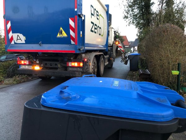 Die blaue Tonne bringt dem Kreis kein Geld mehr, sondern kostet. Der Altpapiermarkt liegt am Boden. - © Till Brand