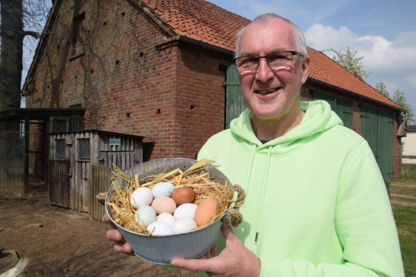 Stefan Upmeier mit einem kleinen Korb verschiedener Eier von den eigenen Hühnern. - © Mareike Patock