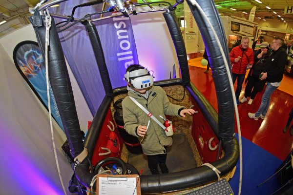 Die Heißluftballonfahrt mit der VR-Brille ist für die Besucher ein echtes Erlebnis. - © Nicole Ellerbrake