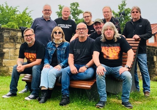 Das diesejährige Lineup vom "Rock im Emmerauenpark" auf einem Bild: Die drei Bands „Strong Winds Possible“
„ReMINDeR“ und "Rusted Roof". - © Stadt Lügde