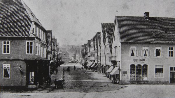 Die Lange Straße mit dem Geschäftshaus Sonntag & Vos (rechts). Die Aufnahme entstand Ende des 19. Jahrhunderts. - © Stadtarchiv Detmold