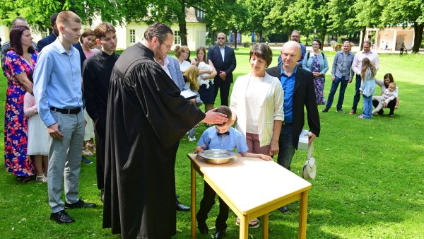 Andrej wird von Pfarrer Dr. Gregor Bloch im Bad Meinberger Kurpark getauft. - © Nicole Ellerbrake