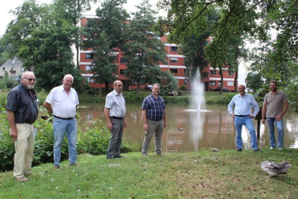 Dieter Buckow (Vorsitzender des HVV Pivitsheide V.L.), Friedrich Diekhof, Winfried Lange (HVV Pivitsheide V.L.), Georg Hanse (Projektleiter AquaActiv), Bürgermeister Rainer Heller und Christian Schneider (Geschäftsführer AquaActiv) weihen gemeinsam feierlich die neue Wasserfontäne am Mühlenteich ein. - © Joline Heller