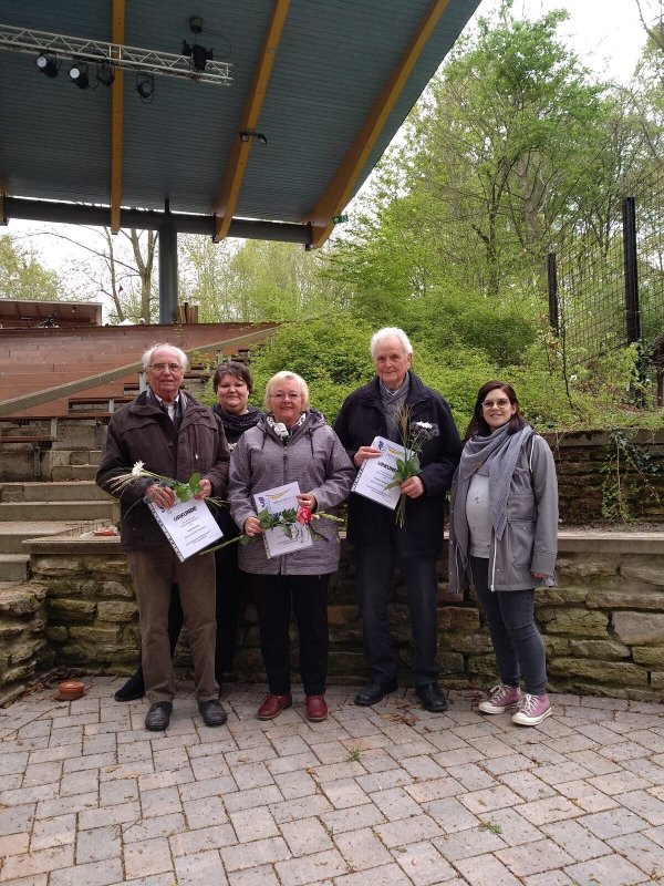 Christine Federschmid (2. von links) und Sabine Winkelmann (rechts) ehrten Hugo Kemper für 60, Ursula Tölle für 50 und Herbert Schliemann für 60 Jahre Mitgliedschaft im Verein Freilichtbühne Bellenberg. - © Freilichtbühne Bellenberg