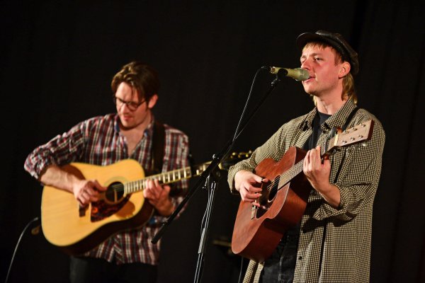 Weltenbummler und Songwriter David Lübke (rechts) mit seinem Band-Kollegen Filip Sommer. - © Nicole Ellerbrake