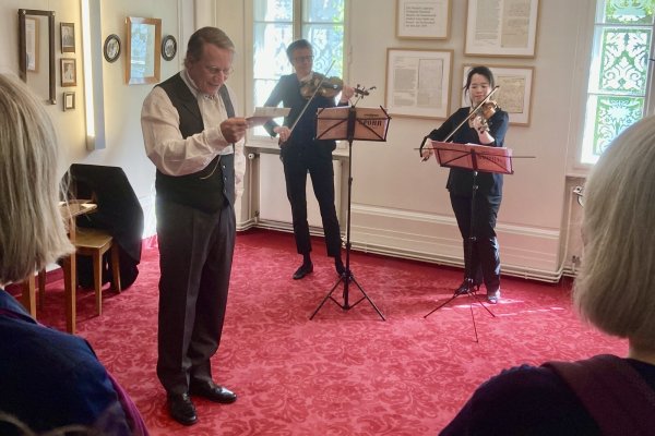 Patrick Hellenbrand wird als Hofkapellmeister Clemens August Kiel von Verena Anschütz und Ying-Chieh Li (von links) an den Violinen begleitet.. - © Angie Starczyk