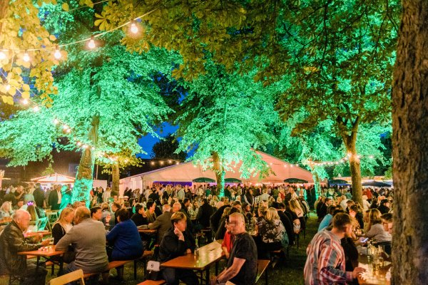 Stimmungsvolle Biergartenatmosphäre am Schützenplatz: So wie beim vergangenen Schützenfest wird auch zum Oktoberfest der Schützengesellschaft am 1. September der Biergarten an der Schützenallee hergerichtet werden. - © Nicole Reineke