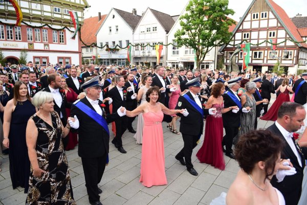 Die Polonaise auf dem Marktplatz, wie hier im Jahr 2023, gehört zu den Höhepunkten des Blomberger Schützenfestes. - © Nicole Ellerbrake