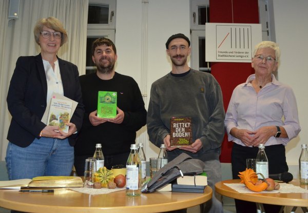 Christiane Osterhage, Prof. Josef Löffl und Nils Levin Sehnert (von links) empfahlen ihre Lieblingsbücher. Rechts im Bild Moderatorin Elisabeth Webel. - © Freunde und Förderer der Stadtbücherei Lemgo