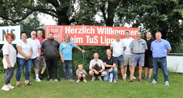 Das große Helferteam des TuS Lipperreihe steht bereit, wenn Arminia Bielefeld am 6. August zum Pokalspiel antritt. Mit dabei sind (von links) Karin Bahre, Nadine Janz, Alex Bohlmann, Lars Jakobskrüger, "Marschi" Spitzer, Jürgen Lakämper, Fabio Janz, Oliver Pape, Ralph Marquardt, Frank Fulland, Stephan Walter, Rudi Pankratz, Heiko Janz und Heiko Bare. - © Oliver König