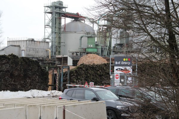 Die Altholzrecyclinganlage der B+T Horn Energie GmbH in der Nähe des Bahnhofs soll modernisiert und emissionsärmer werden. Deutlich sichtbar sind die Holzbohlen, die derzeit als „Begrenzungsmauer" des Holzlagerplatzes dienen. Sie sollen einer Betonmauer weichen.  - © Dieter Asbrock