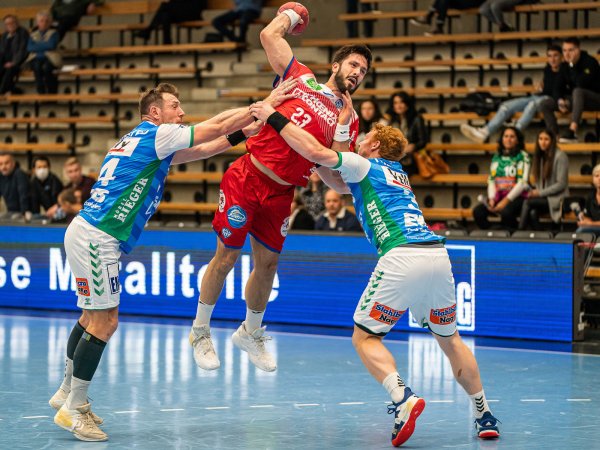 Tim Suton (TBV Lemgo, #23) gegen Jacob Bagersted (Frisch Auf Goeppingen #14) und Nicolai Theilinger (Frisch Auf Goeppingen #03), Frisch Auf Goeppingen vs. TBV Lemgo, 1. Bundesliga, Handball, Herren, 29.10.2020 - © Eibner-Pressefoto / Michael Schmid
