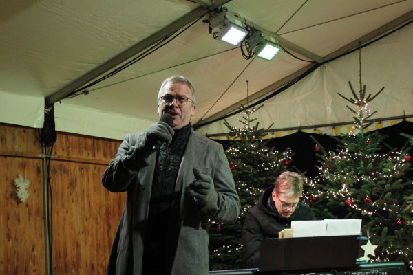 Sänger Ingo Dickewied wird am E-Piano von Markus Maurer begleitet. - © Juliana Szabo